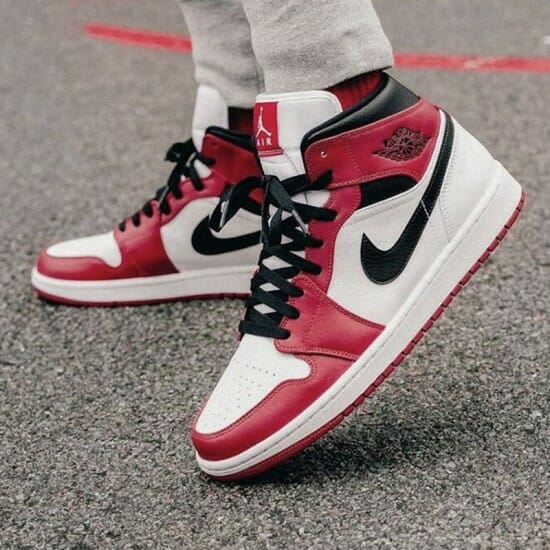 Air Jordan 1 Mid Chicago 2020 WhiteGym Red-Black Basketball Shoes 554724 173 AJ1 Unisex Sneakers (4)-550x550