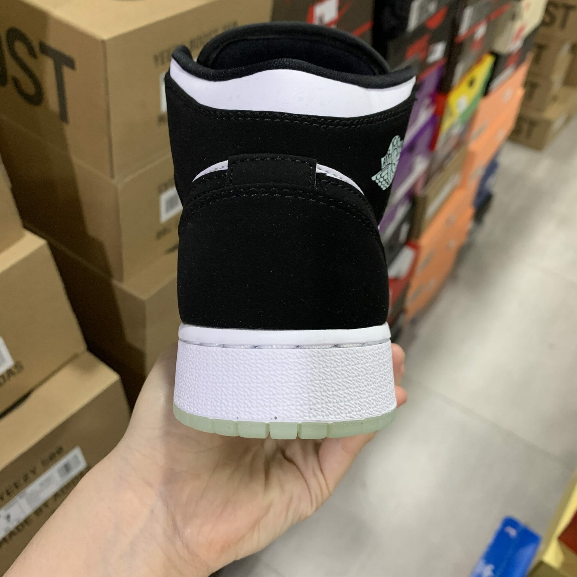 Air Jordan 1 Mid SE Panda Splashing (2)