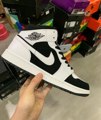 Air Jordan 1 Mid Black White