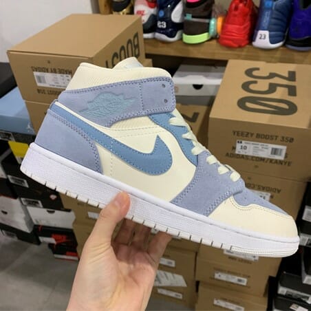 Air Jordan 1 Mid Paris
