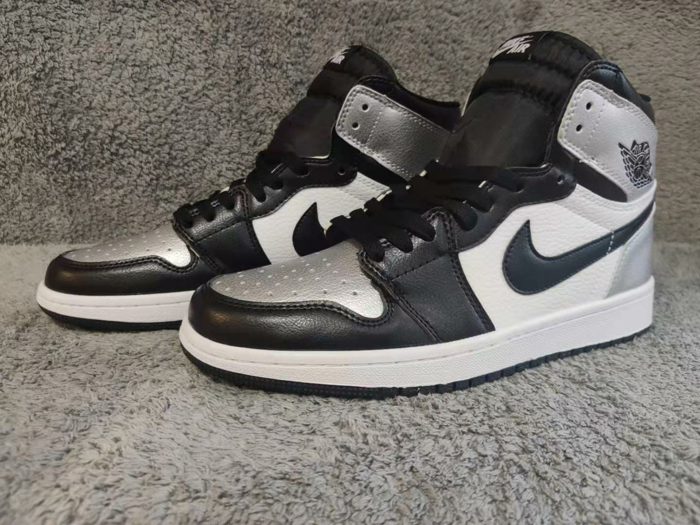 Air Jordan 1 High Retro Silver Toe