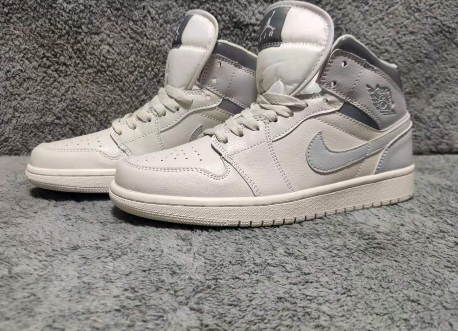Air Jordan 1 Light Bone