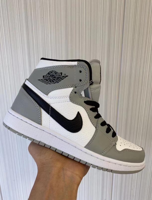Air Jordan 1 Light Smoke Grey