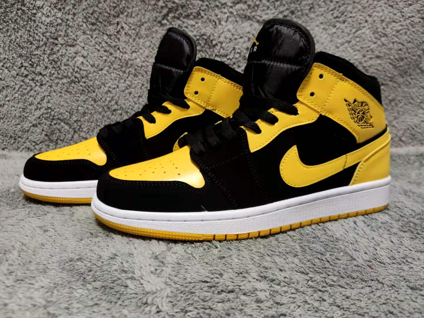 Air Jordan 1 Mid New Love