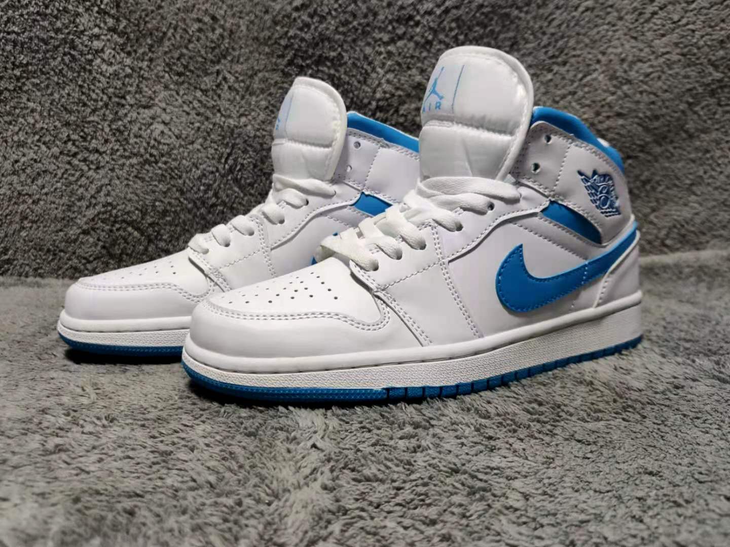 Air Jordan 1 Mid UNC