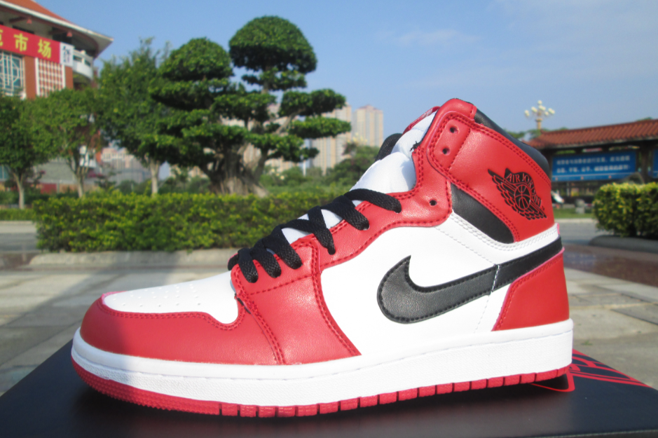 Air Jordan 1 Retro Chicago Red White