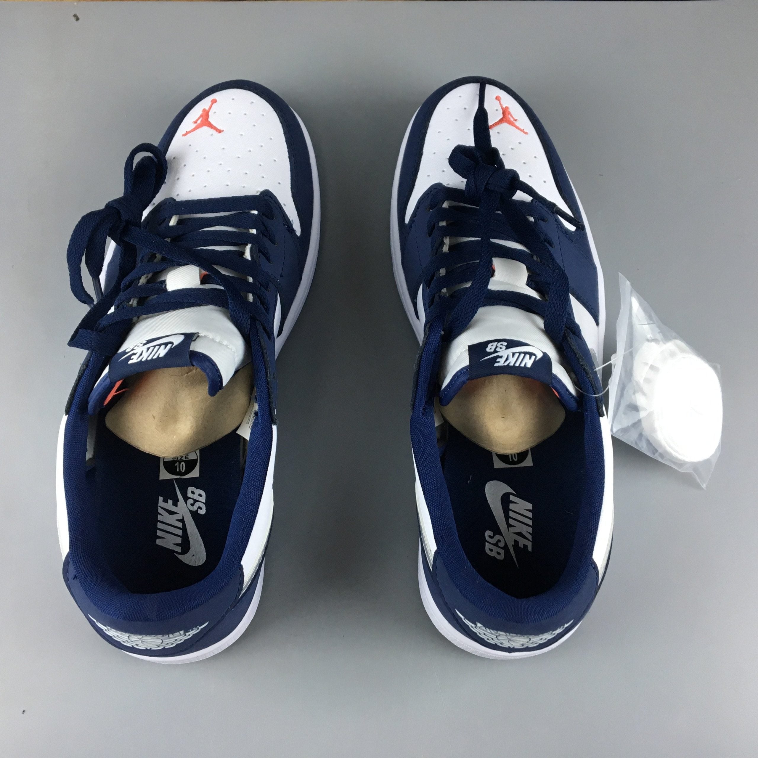 282598de-Jordan1LowSBMidnightNavy_7_09d89cf4-7f38-420f-a39d-133e101e06bc-scaled-1.jpg