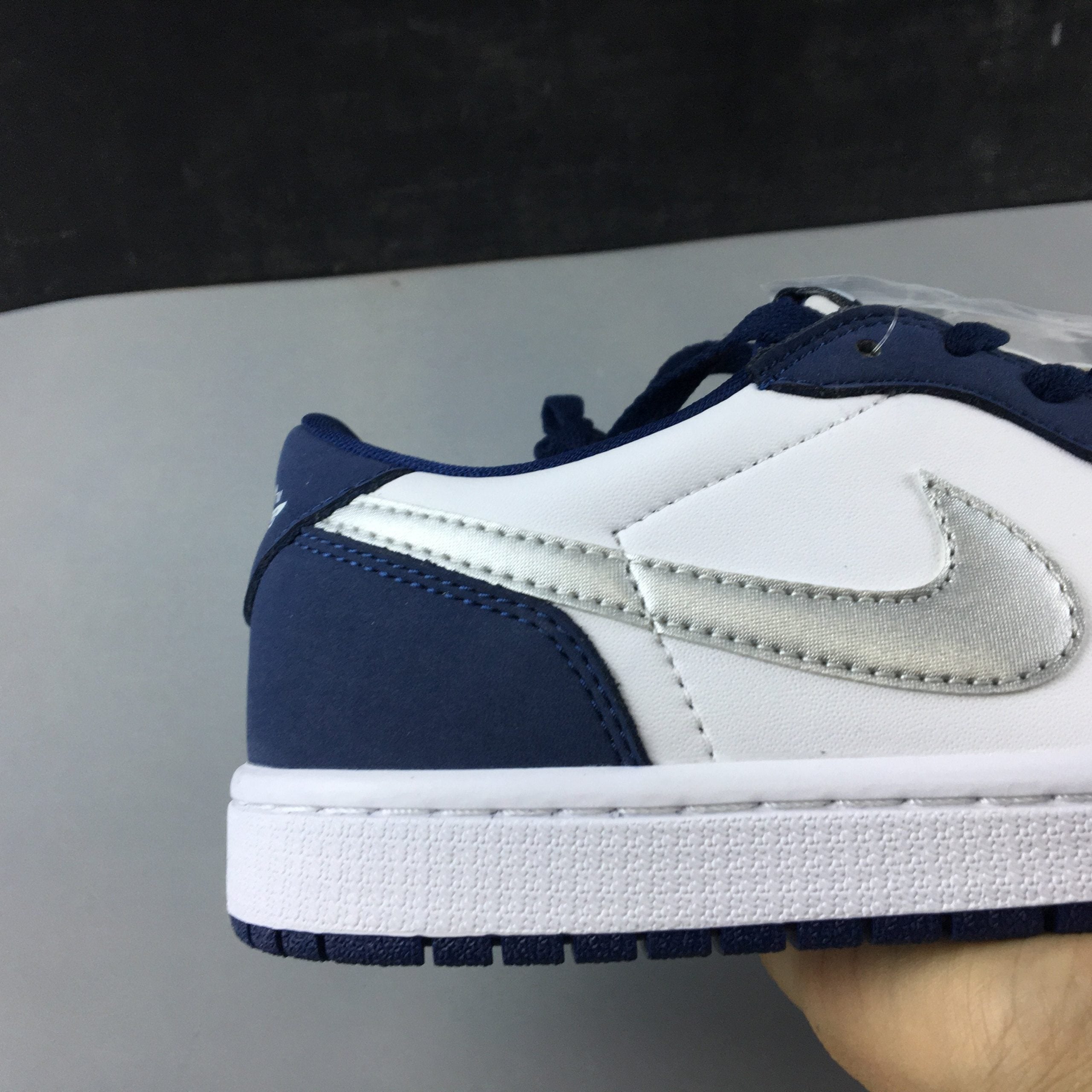 50e98ce4-Jordan1LowSBMidnightNavy_5_554c4c86-7dbd-4fa0-ae21-f34ff868a580-scaled-1.jpg