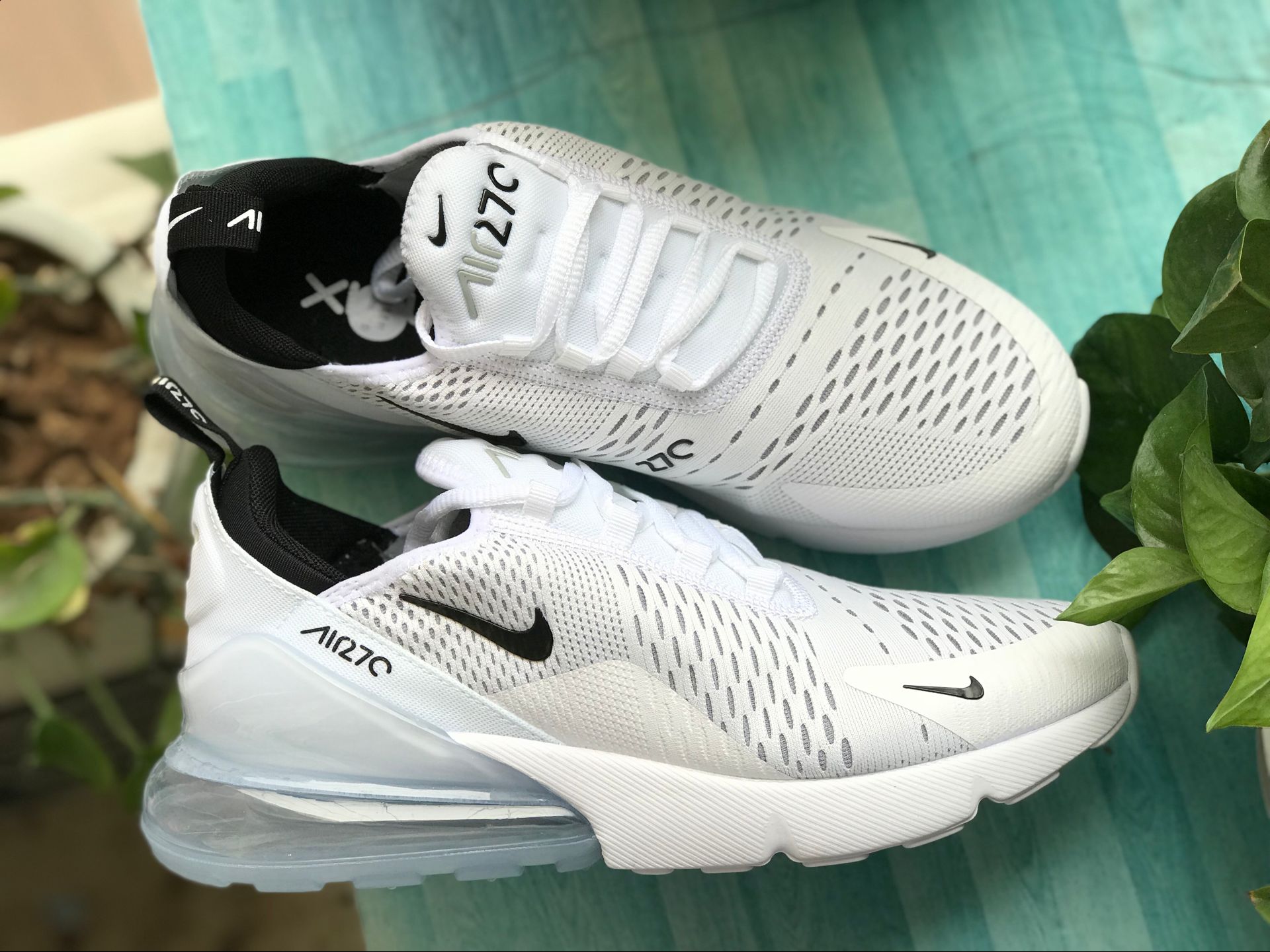 7d771303-NikeAirMax270WhiteBlack_5_8a97b374-aac5-4826-b91f-924df458ef88.jpg