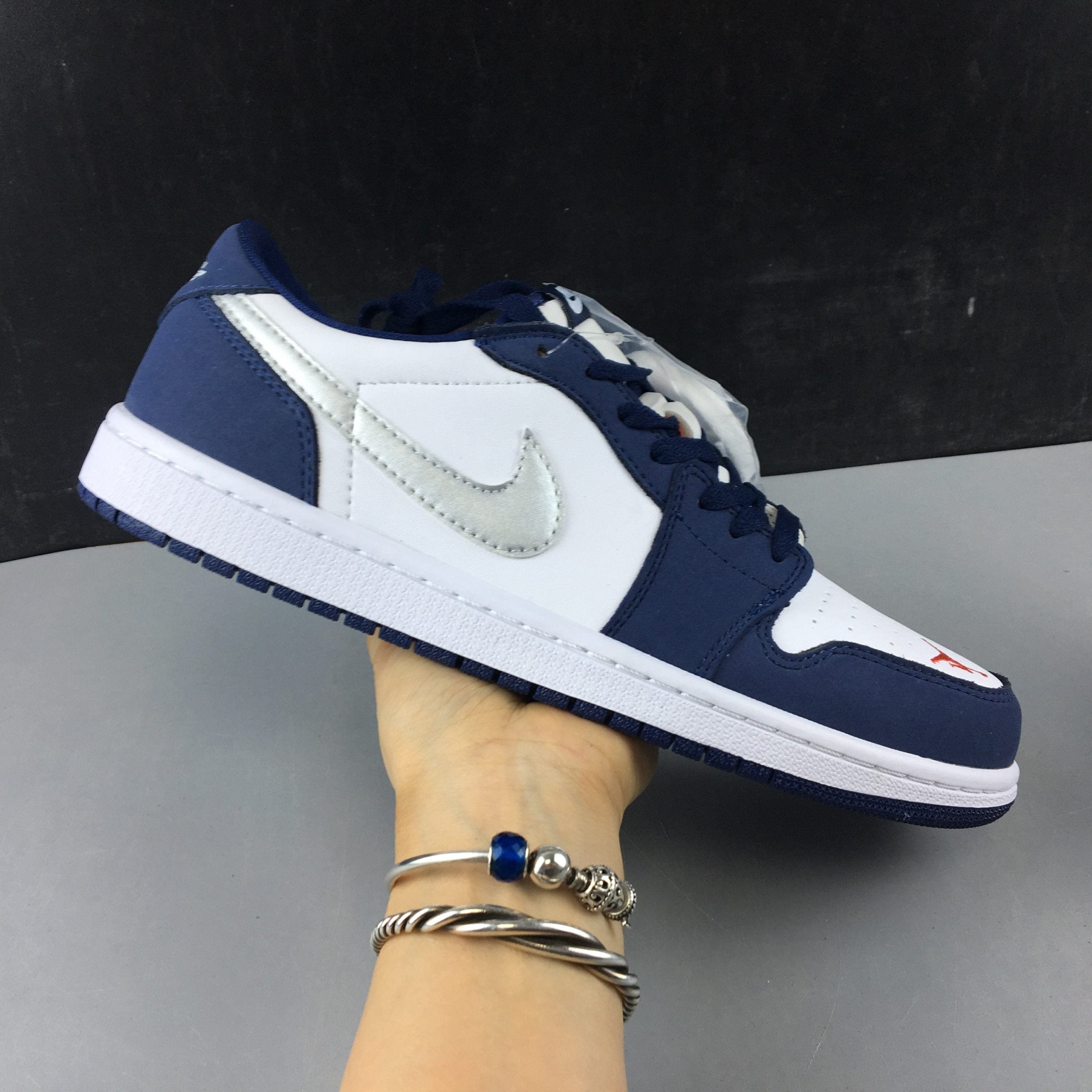 a5171616-Jordan1LowSBMidnightNavy_6_921c2631-e7da-4db7-92fa-a07c9f83d523-scaled-1.jpg