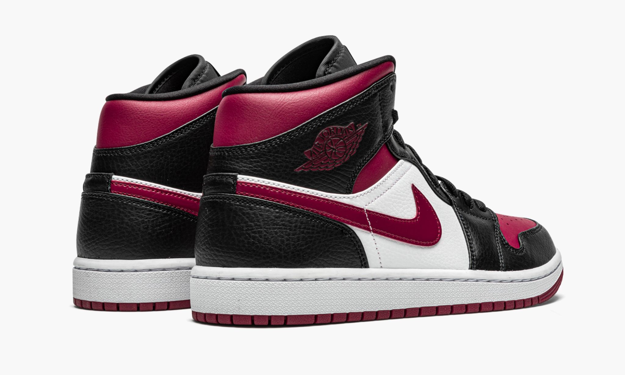 air-jordan-1-mid-_26_238220bred-toe_26_238221-4826-ygf5o.jpg