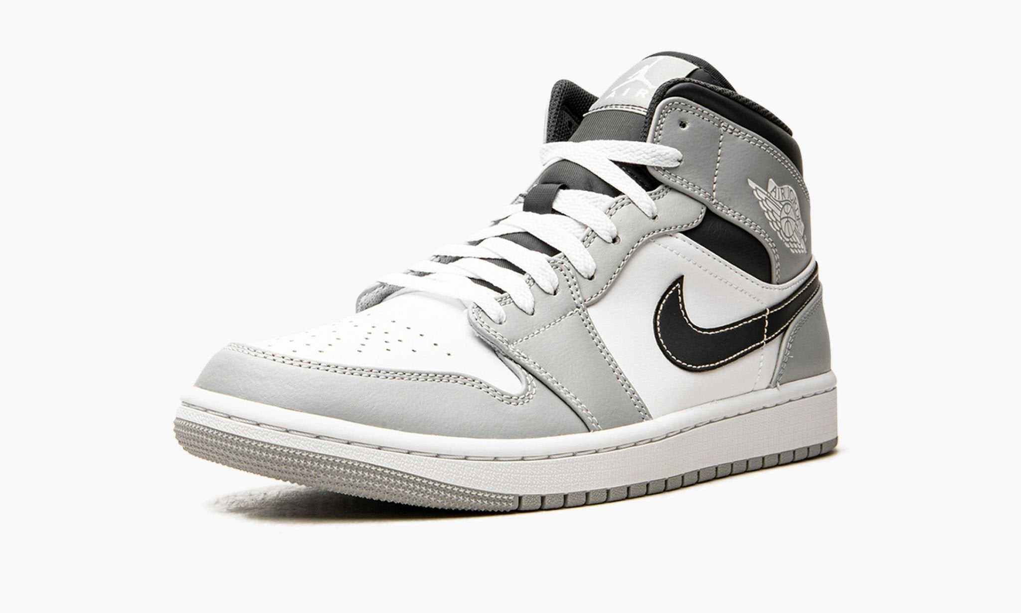 air-jordan-1-mid-_26_238220light-smoke-grey-2.0_26_238221-6101-hlpmo.jpg