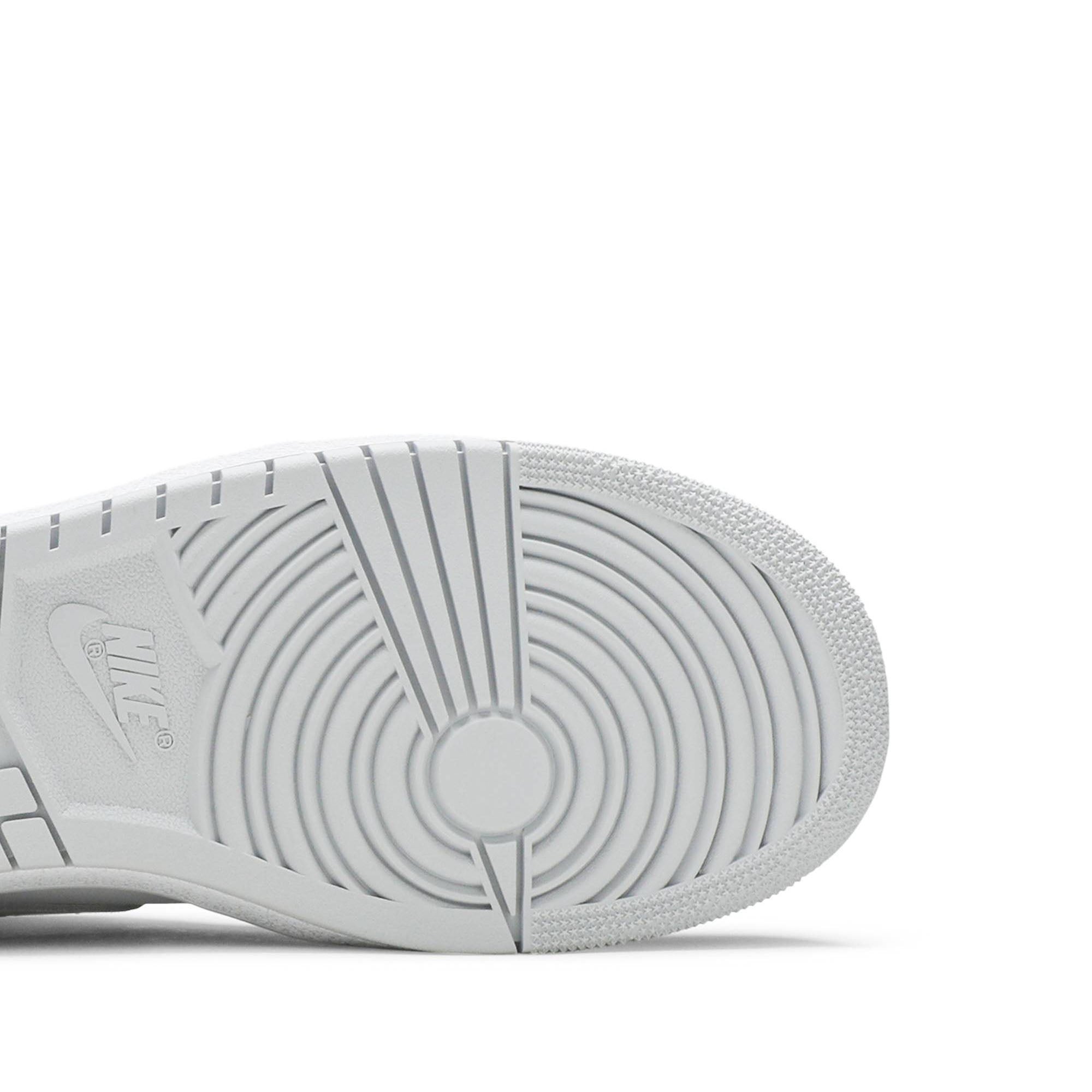 air-jordan-1-retro-high-_26_23821785-og-_26_238216neutral-grey_26_238217-bq4422-100-4605-wyxxn.jpg