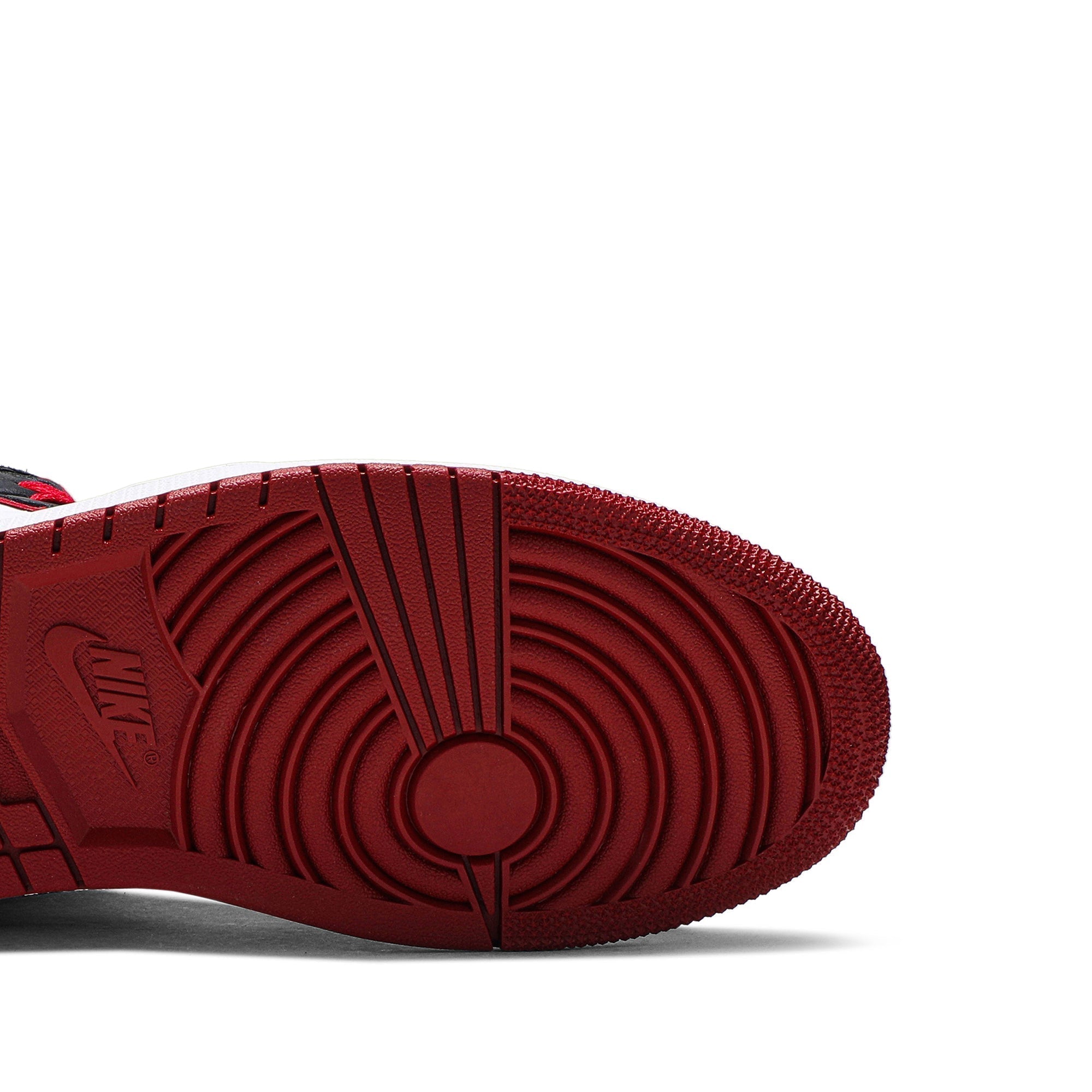 air-jordan-1-retro-high-og-_26_238216bloodline_26_238217-555088-062-6867-pxozq.jpg