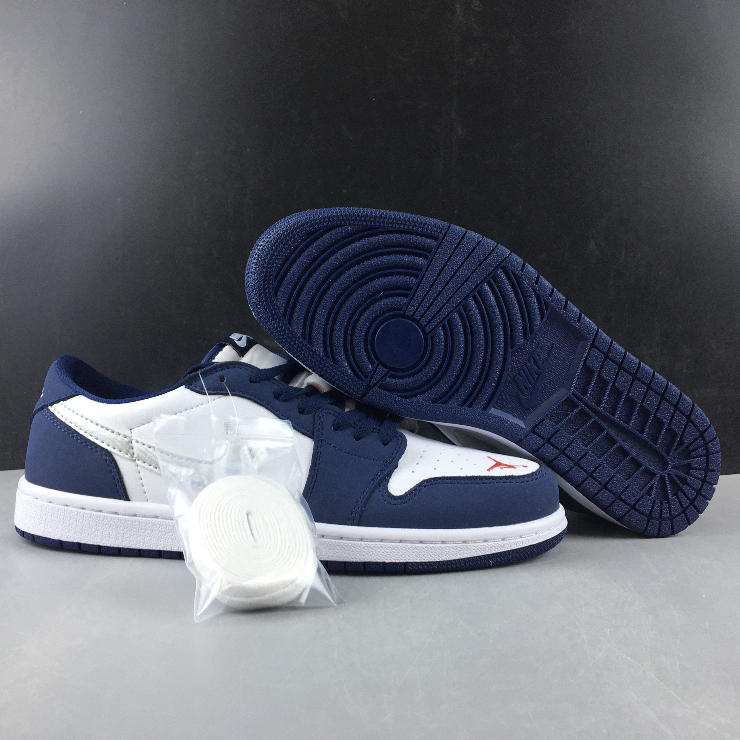 ecf0d5bf-Jordan1LowSBMidnightNavy_3_4da89a86-9a17-4edb-9dd6-d40e6e86a4fc-scaled-1.jpg